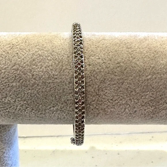 New Bracelet- made with Swarovski elements/ crystals- silver hinged bangle - Picture 2 of 15